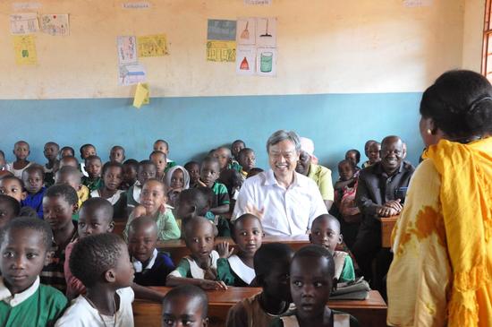 2017年6月1日，我与坦国民议会议长恩杜加伊一道考察坦多多马省孔瓜县中小学。