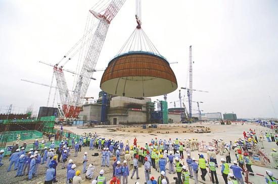 ▲今年5月25日，福建福清，我国拥有完整自主知识产权的三代核电技术——“华龙一号”核电站全球首堆示范工程成功完成穹顶吊装