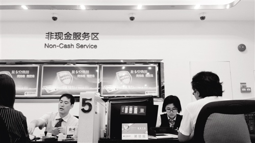 基金销售冷暖双面:银行充当爆款推手|东方红|基