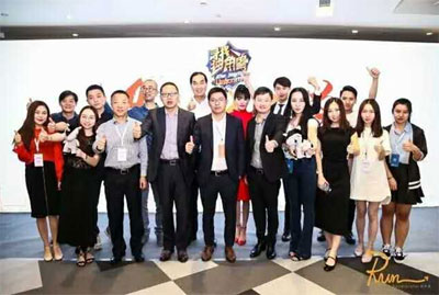 润加速、第一财经团队与导师们合影留念