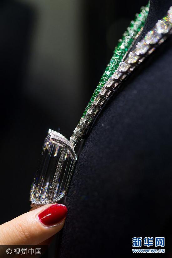 英国展出世界最大多彩钻石 原钻达404克拉售价约2亿