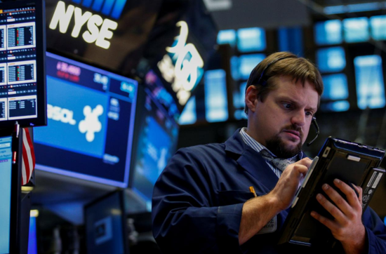 资料图片:2017年9月,纽约证交所内的交易员。REUTERS/Brendan McDermid