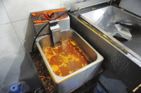 10月4日，长沙民政职业技术学院附近一家华莱士快餐店，后厨卫生脏乱差。 图/记者杨旭