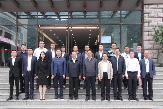 刘强东造访茅台袁仁国赠定制酒 茅台市值逼近