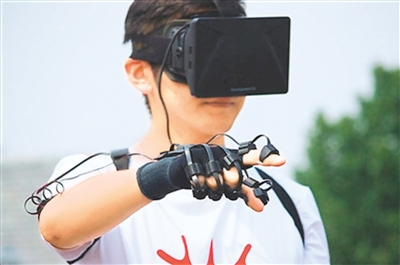 图为演示者用动作捕捉技术玩体感游戏。 资料图片