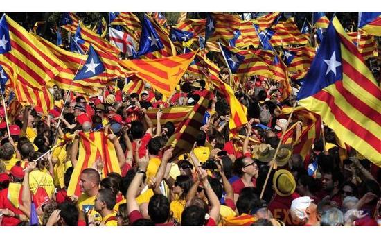 西班牙首相强硬取消加泰自治权 更多动荡正迫