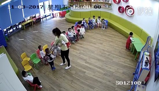 (网曝携程亲子园老师虐童视频截图2)