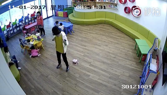 (网曝携程亲子园老师虐童视频截图1)