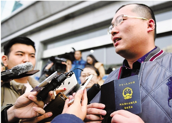 去年12月30日，戈师傅成为杭州第一位拿到网约车驾驶员证的幸运儿。（本报资料照片）