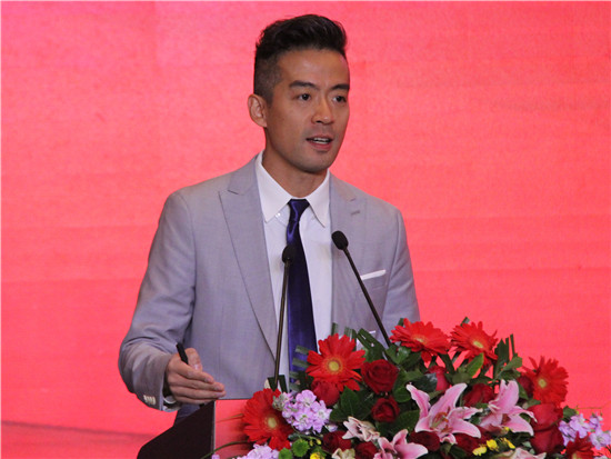 凤凰卫视主持人安东主持中外管理官产学恳谈会