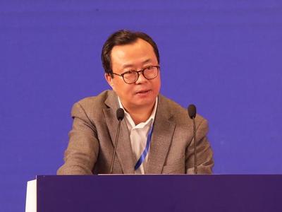 图为中国光大集团副总经理、光大永明董事长吴富林