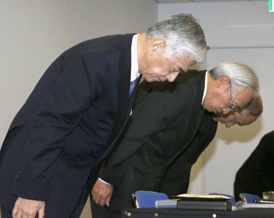 周二，在东京举行的新闻发布会上，东丽工业公司总裁Akihiro Nikkaku为子公司的数据造假丑闻道歉。