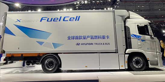进博会现场展出的全球首款氢燃料电池重卡XCIENT Fuel Cell 新浪财经 摄