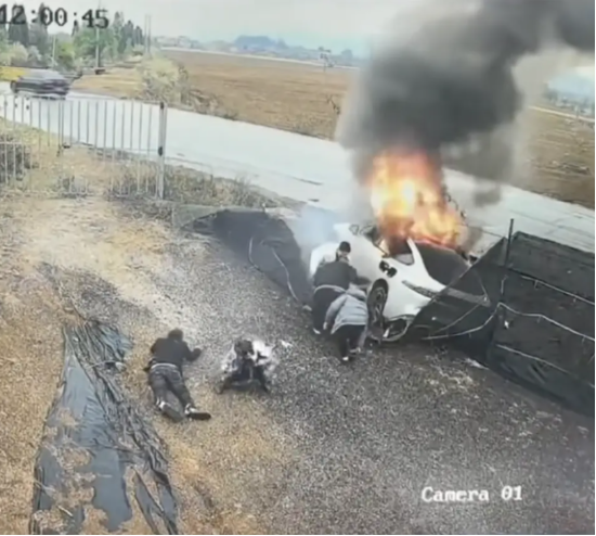 又是隐藏式门把手！东风奕派起火致一死三伤，声明避谈“车门打不开”