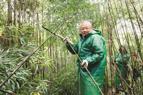 艾路明参加项目中心环保活动