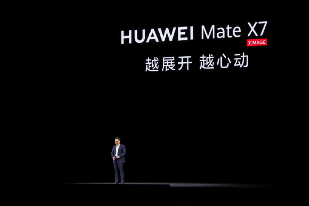 七成市占率印证行业引领者地位，华为Mate X7以硬核实力再拓新局