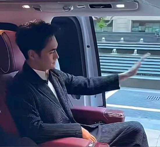 尊界“隔空关门”功能翻车？袁弘多次挥手车门没有反应，司机紧急救场：因为我挂档了