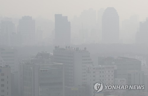 资料图片：2018年3月11日，首尔市被重度雾霾笼罩。当天，首尔细颗粒物浓度为50微克/立方米。（韩联社）