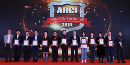 万博msports下载·老公砸掉客厅一堵墙,没想到装上玻璃后宽敞又漂亮,要好好奖赏下