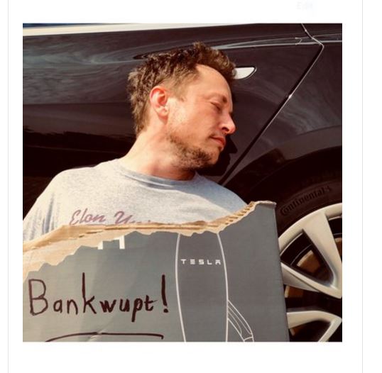 马斯克发布的自己昏倒在一辆Model 3旁边的照片