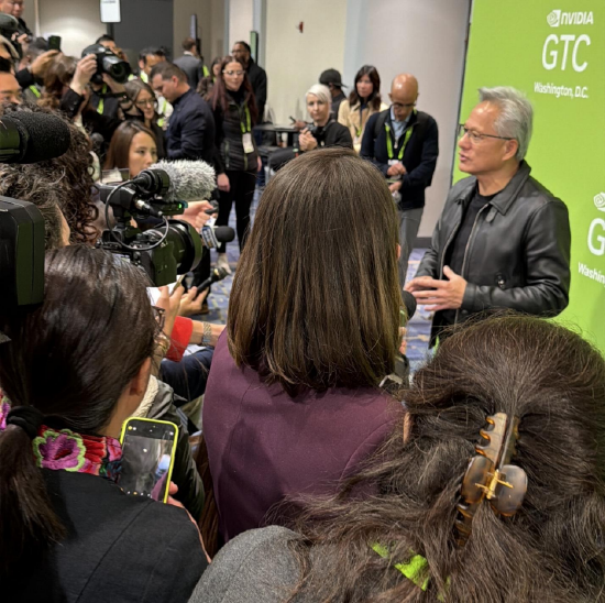 直击黄仁勋最新交流会:中国芯片爆发了,我希望能找到新的平衡