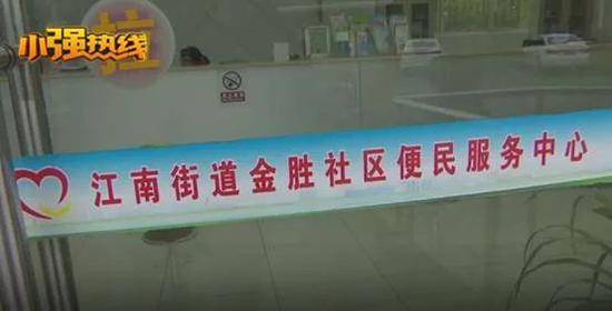 6百万别墅住不了 老人支帐篷堵门口：给50万才走