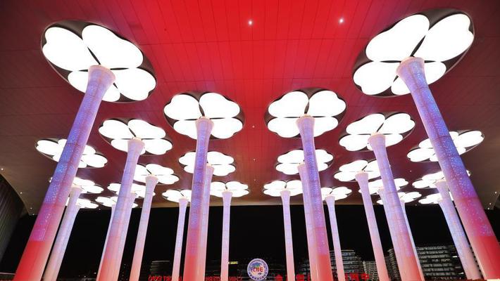 主场馆点亮璀璨灯光