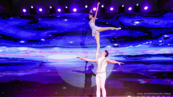 舞蹈家吴正丹、魏葆华表演双人芭蕾舞《温暖同行》