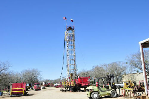资料图：在美国得克萨斯州的石油小镇卢灵拍摄的一家钻井公司院内的一台钻机。（新华社）