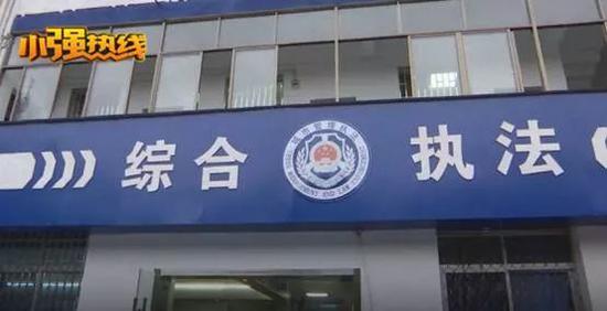 6百万别墅住不了 老人支帐篷堵门口：给50万才走