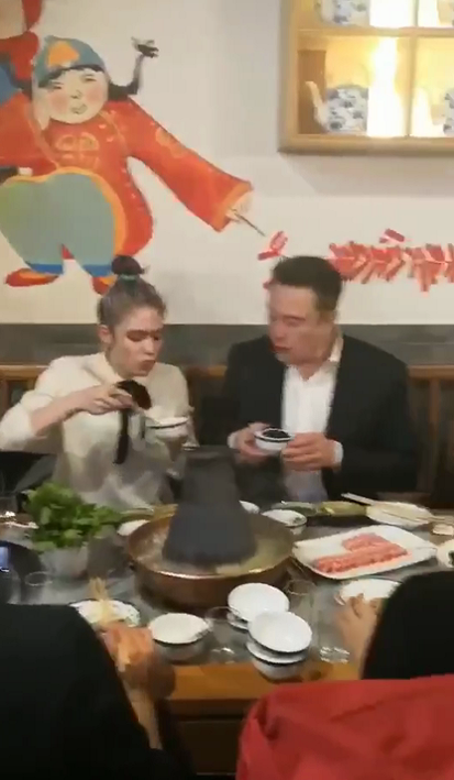 马斯克和女友格兰姆斯