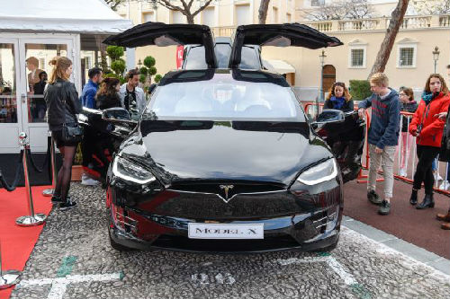 资料图片：首届摩纳哥国际车展，特斯拉品牌纯电动汽车MODEL X。