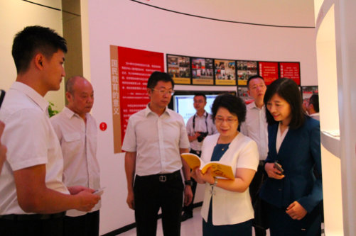 图:参会嘉宾参观投教基地及科创板投教产品展览