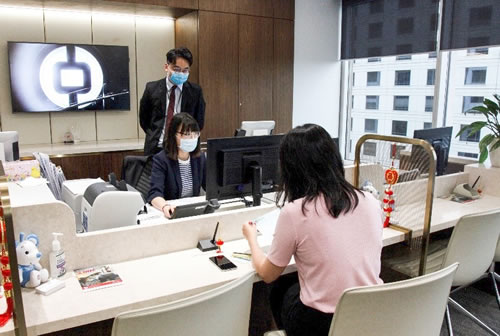 图为中行悉尼分行营业部办理捐赠款项业务