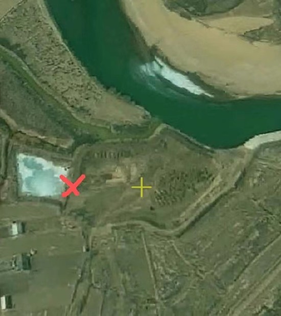红叉处为拉林河决堤口，洪水冲进梯形坑洼地后形成巨大激流漩涡。