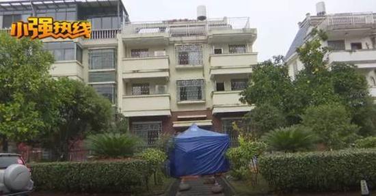 6百万别墅住不了 老人支帐篷堵门口：给50万才走