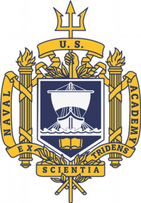 美国海军学院校徽于1899年被采纳，校训的意思是“通过知识，通过海权”。