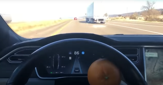 用户演示：如何用一只橘子骗过某品牌辅助驾驶方向盘检测