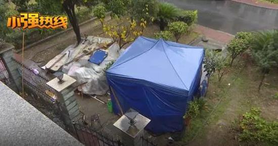 6百万别墅住不了 老人支帐篷堵门口：给50万才走