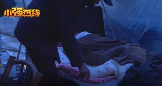 6百万别墅住不了 老人支帐篷堵门口：给50万才走