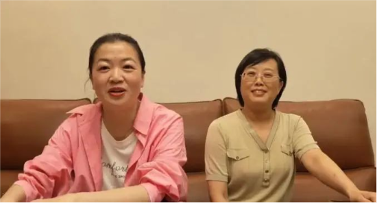 王女士(左)和同伴入住宣恩县文旅局局长王菊芳家中