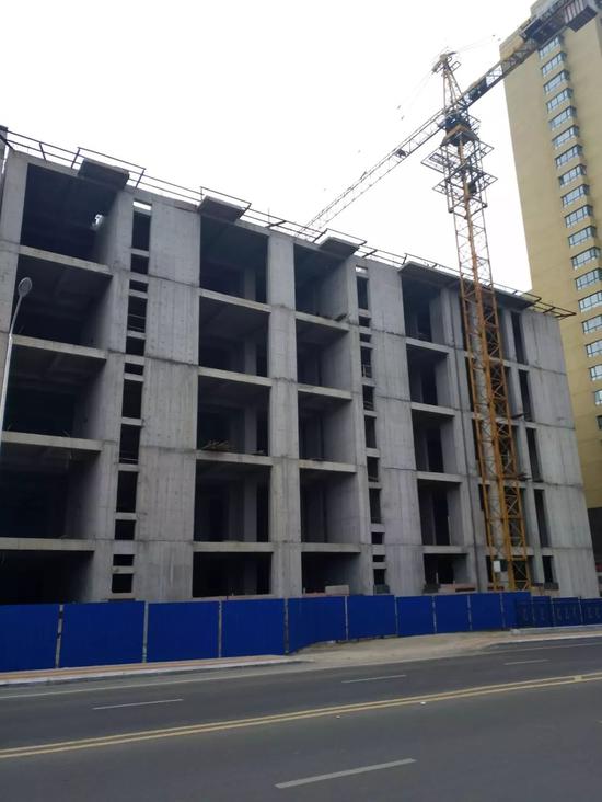 4栋仅建了四五层的建筑处于停工状态 中房报记 者高中华/摄