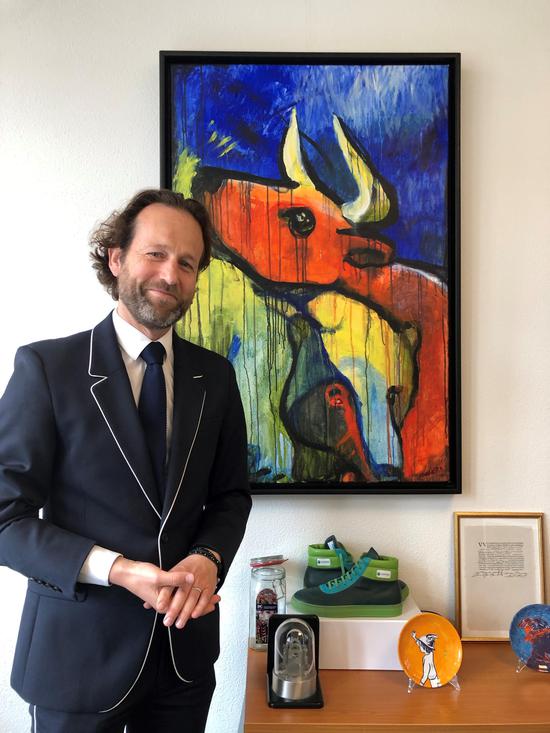 (荷兰阿姆斯特丹泛欧交易所CEO Maurice Van Tilburg在自己的画作对新浪财经详解阴阳,郝倩/图片)