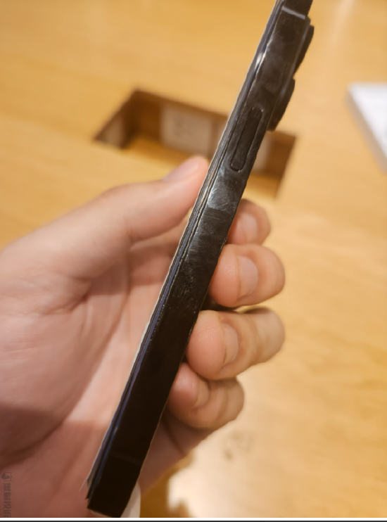 iPhone到手不到半年，电池已鼓包