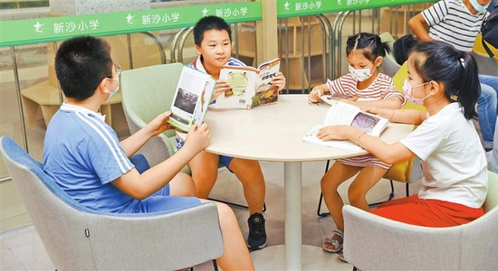  新沙小学图书馆,学生们阅读书籍. 深圳特区报记者 杨少昆 摄