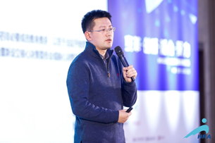 亚游会网址官方网站 - 产后13天就出街,活动现场穿露脐装举酒,娱乐圈女星为工作真的拼