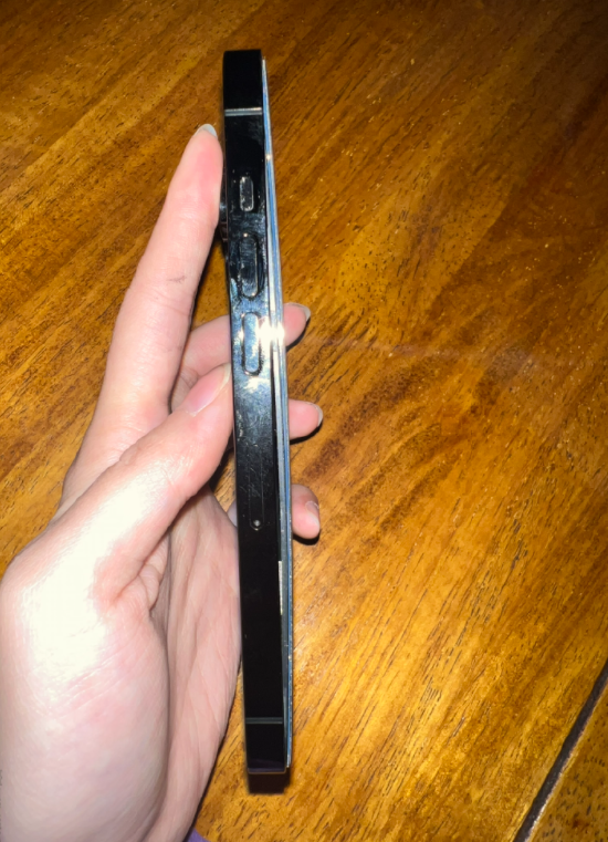 iPhone到手不到半年，电池已鼓包