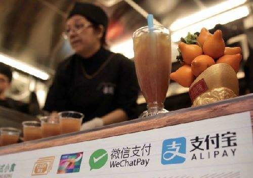 香港一家可以同时用支付宝和微信支付的餐车。图片来源；新华社
