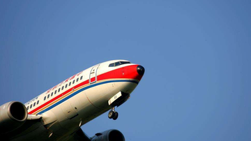 东航净利腰斩:业绩埋雷增速垫底