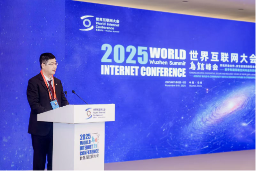 易鑫亮相2025乌镇峰会，CTO贾志峰深度解读汽车金融首个Agentic大模型